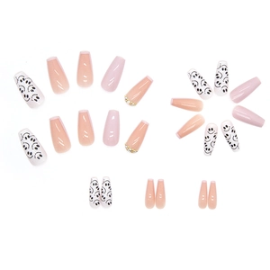 Unghie finte rosa con strass lucidi e graffiti con faccina sorridente nera