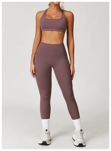 Details einer lila-grauen Yoga-Leggings mit hohem Bund und passendem Sport-BH