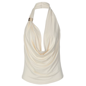 Détail du haut dos nu crème en satin avec décolleté en V drapé et boucles en métal doré