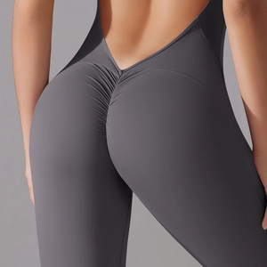 Vue détaillée du design plissé et de la coupe en V du body de yoga gris