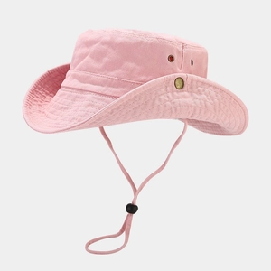 Detalle de sombrero de sol rosa de algodón con cordón ajustable y ojales metálicos