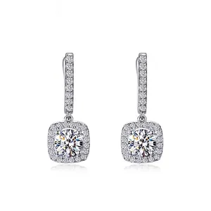 Élégantes boucles d'oreilles pendantes en argent avec zircons carrés et guide des tailles