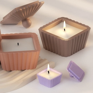 Détail de pots à bougies rayés avec couvercles sphériques dans un ensemble décoratif