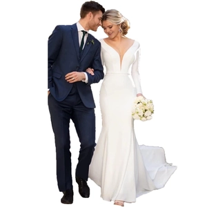 Robe de mariée sirène blanche à manches longues avec col en V profond et traîne en satin chic
