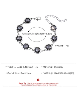 Dettaglio del bracciale in lega di zinco argento con cristalli quadrati grigi