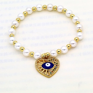 Perlenarmband mit goldenen Zwischenperlen und Herz-Anhänger mit bösem Blick