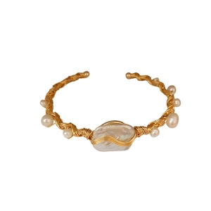 Eleganter goldener Armreif mit Barockperlen und böhmischem, handgefertigtem Design