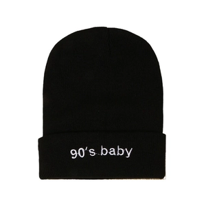 Bonnet en tricot noir classique 90's Baby avec broderie blanche et revers pour l'hiver