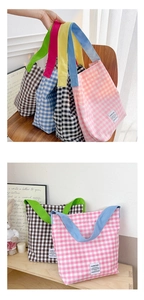Détail des sacs cabas enfants en toile à carreaux avec larges bandoulières contrastées