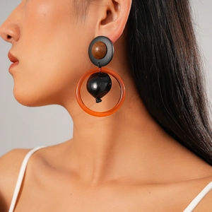Détails de boucles d'oreilles géométriques en résine avec un anneau en acrylique orange
