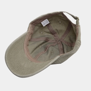 Berretto vintage in cotone verde militare con fibbia in metallo e dettagli dell'interno
