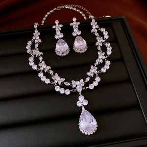 Détail du collier avec pendentif goutte en zircon et boucles d'oreilles assorties en coffret