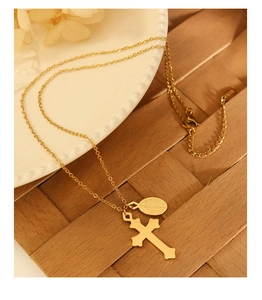 Détail du collier à pendentif croix plaqué or avec gravure K18 sur l'étiquette