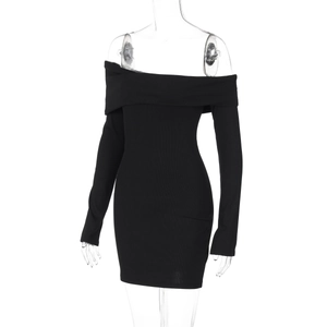 Detail des schwarzen Rippstrickgewebes am langärmeligen schulterfreien Bodycon-Minikleid