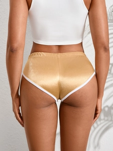 Vista posteriore di pantaloncini da yoga oro metallizzato con bordino bianco e raso