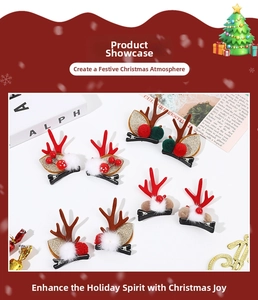 Gros plan de pinces à cheveux de renne de Noël en peluche avec décors festifs variés