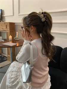 Mannequin portant des barrettes roses crème vintage avec une tenue élégante drapée