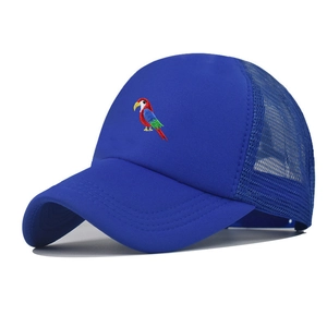 Detailansicht der Papageien-Stickerei auf blauer Mesh-Trucker-Cap mit gebogenem Schirm