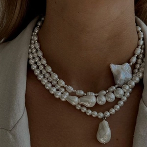 Collana a tre strati in oro 18k con perle barocche e ciondolo irregolare a goccia su modella