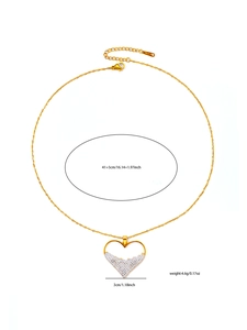 Macro del ciondolo a cuore dorato con pavé di zirconi e incisione del marchio S-STEEL