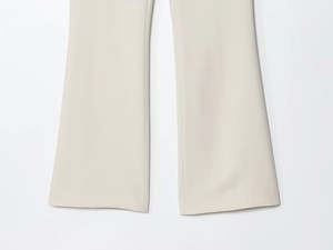 Gros plan sur les coutures soignées et la texture du tissu de ce pantalon évasé chic