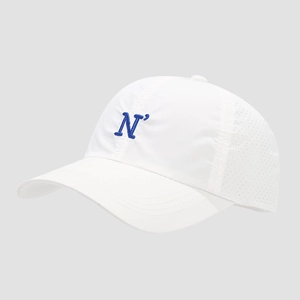 Dettaglio cappellino bianco con ricamo N blu e pannelli di ventilazione in rete laterali