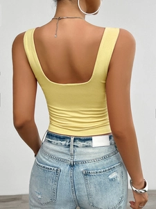 Détail du haut court jaune avec encolure carrée au dos et texture de maille ajustée