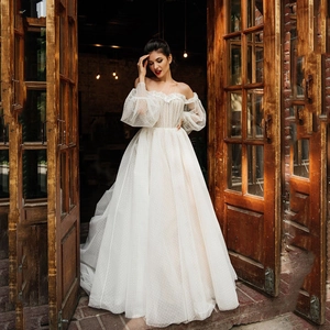 Abito Da Sposa Avorio Con Rete A Punti E Lunghe Maniche A Sbuffo Spalle Scoperte Applicazioni In Pizzo Cuore