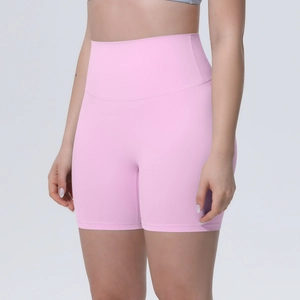 Détail de ce short de fitness taille haute rose doux avec une large ceinture de maintien