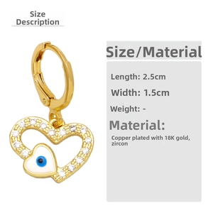 Dettaglio orecchini cuore malocchio con dimensioni e placcatura in oro 18K su rame
