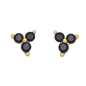 Dettaglio di eleganti orecchini a lobo in zircone nero con montatura a triangolo dorata