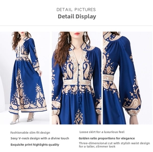 Dettaglio dell'abito lungo con stampa paisley con scollo a V bottoni e maniche a lanterna
