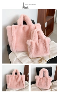Vue détaillée du sac cabas en fausse fourrure rose et de la petite sacoche à chaîne rose