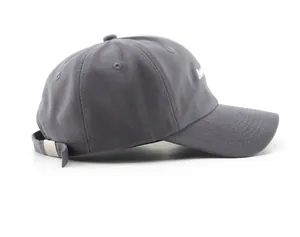 Detalle de gorra de béisbol gris oscuro con bordado de letras y hebilla de metal