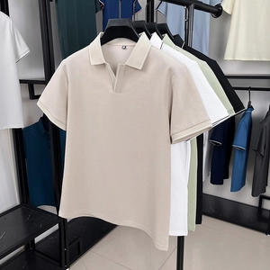 Detail von Strick-Poloshirts in verschiedenen Farben mit Streifenkragen und V-Ausschnitt