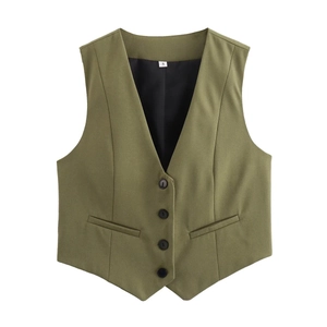 Détail du gilet slim vert olive avec col en V et fermeture à quatre boutons classiques