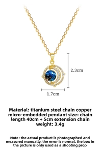Détail du collier Van Gogh nuit étoilée avec lune dorée et perle de cristal bleue