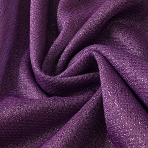 Makroaufnahme von lila Netzstoff mit feinem Glitzer und schimmerndem Metallic-Faden