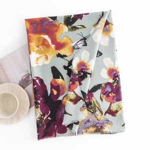 Kasjmier-achtige sjaal met vlinderprint in blauw en geel en franjes aan de rand
