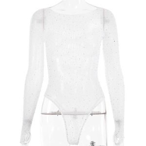 Détail d'un body blanc en maille transparente orné de strass brillants à manches