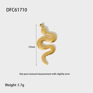 Vue détaillée du pendentif serpent doré de 27mm avec les données de poids et de taille