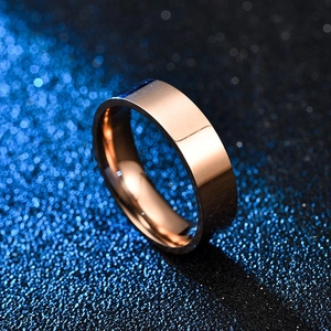 Makroaufnahme von 6mm Roségold-Titanring auf strukturiertem blauem Glitzergrund