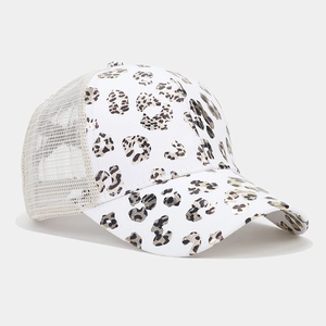 Dettaglio della rete bianca traspirante e della stampa leopardata su questo cappellino
