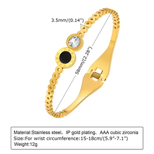 Détail d'un bracelet doré avec chiffres romains, incrustation noire et zircone AAA
