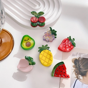 Set aus 7 bunten Haarklammern in Fruchtform wie Kirsche und Avocado aus glänzendem Harz