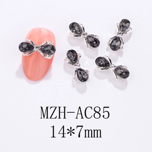 Makroansicht einer 14x7mm schwarzen Schleife Nagel-Charm mit grauen Strasssteinen