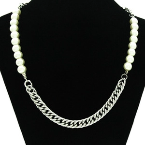Detailed view of the mixed design featuring white pearls and silver Cuban chain links