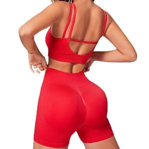 Set da yoga rosso a costine per donna con reggiseno sportivo e pantaloncini a vita alta
