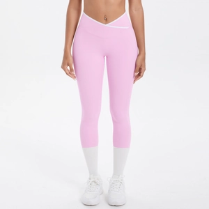 Détail du legging de yoga à taille haute croisée en V avec liseré blanc contrastant