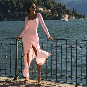 Robe moulante rose à manches longues, col carré et fente latérale en vue extérieure